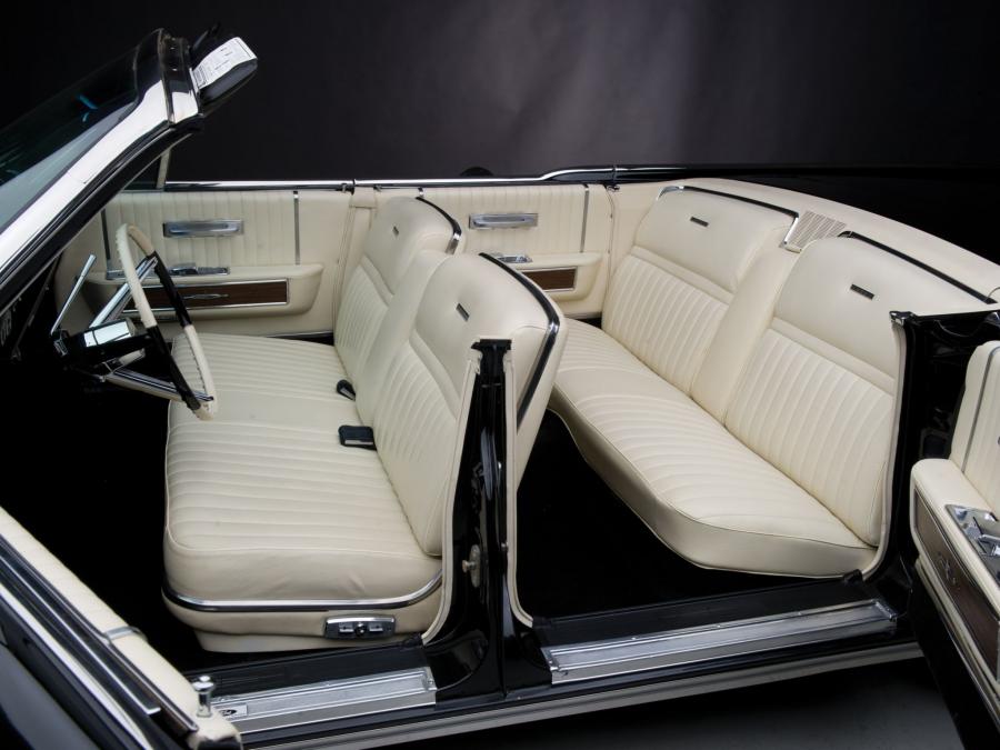  Lincoln Continental Convertible 1965 года  (фото 13 из 22)